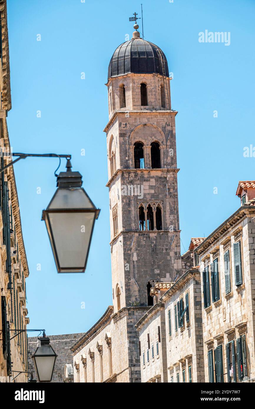 Dubrovnik Croazia, città Vecchia di Stari Grad, città fortificata di Ragusa, via principale Stradun Placa, Chiesa e monastero francescano, samostan Franjevacki i crkva Foto Stock