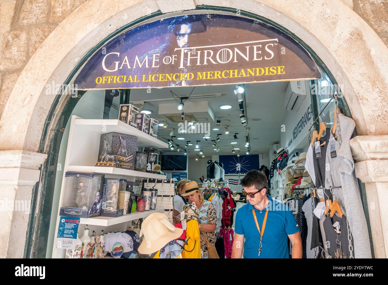 Dubrovnik, Croazia, città vecchia di Stari Grad, città murata di Ragusa, insegna del Trono di Spade con licenza ufficiale, negozio di souvenir, vista turistica Foto Stock