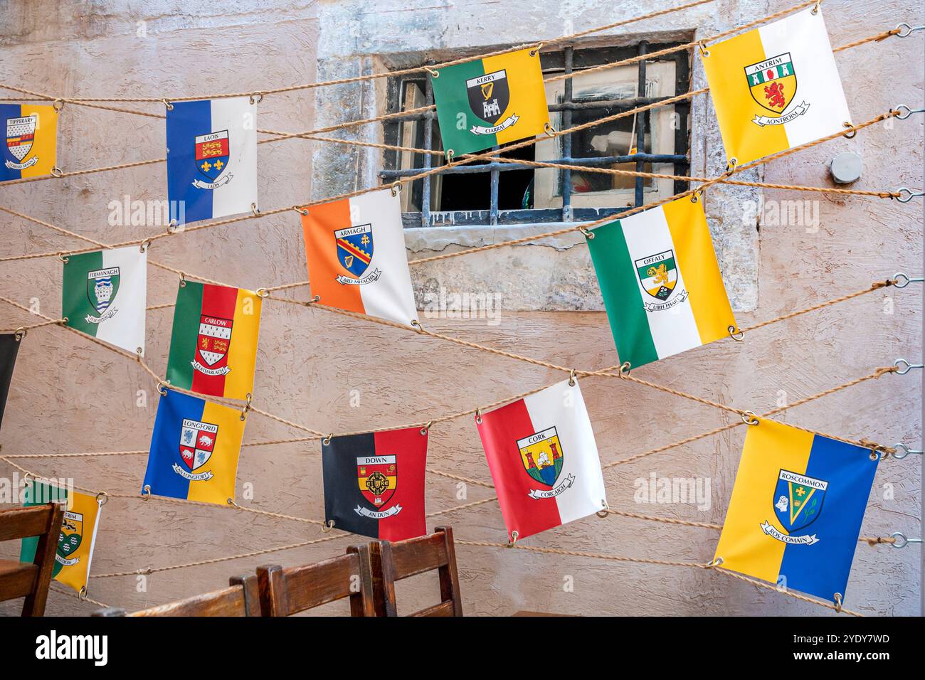Dubrovnik Croazia, città vecchia di Stari Grad, città murata di Ragusa, il Gaffe Pub, bandiere dello stemma della contea irlandese, Balcani croati Europa europea, i visitatori viaggiano tr Foto Stock