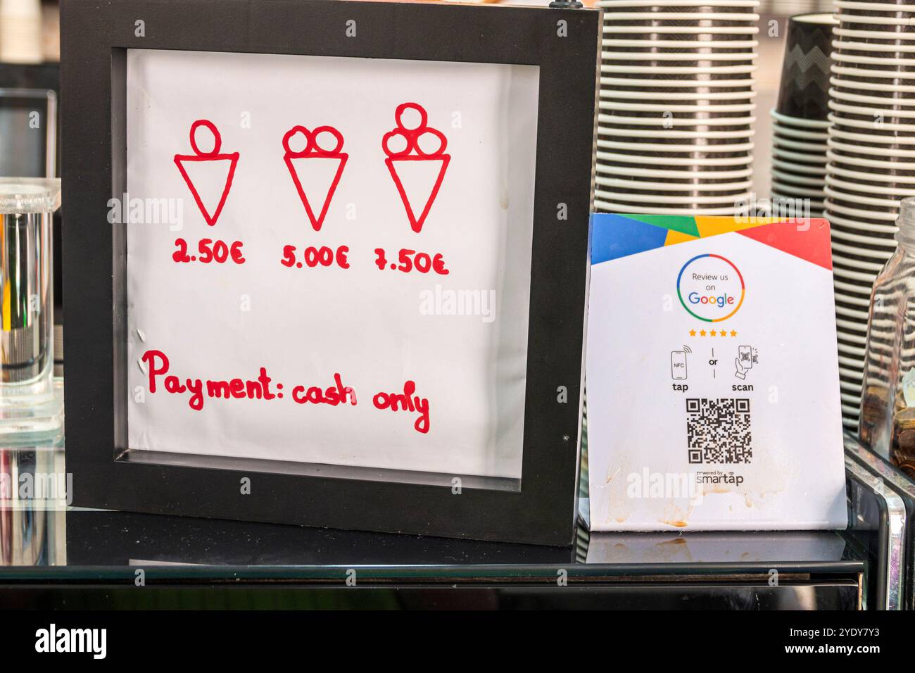 Dubrovnik Croazia, città vecchia di Stari Grad, città murata di Ragusa, Gelateria Dubrovnik Sladoledarna Dubrovnik, gelateria, cartelli interni al banco, taglia pri Foto Stock