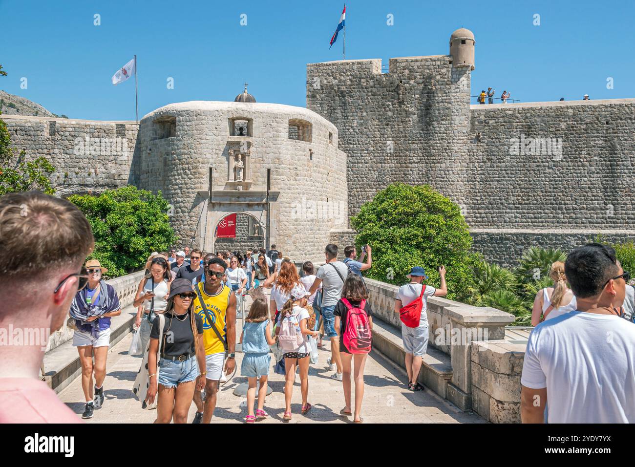 Dubrovnik Croazia, città vecchia di Stari Grad, città murata di Ragusa, ponte levatoio porta pile, turisti turisti, uomini donne coppie famiglie, uomo africano nero donna cou Foto Stock