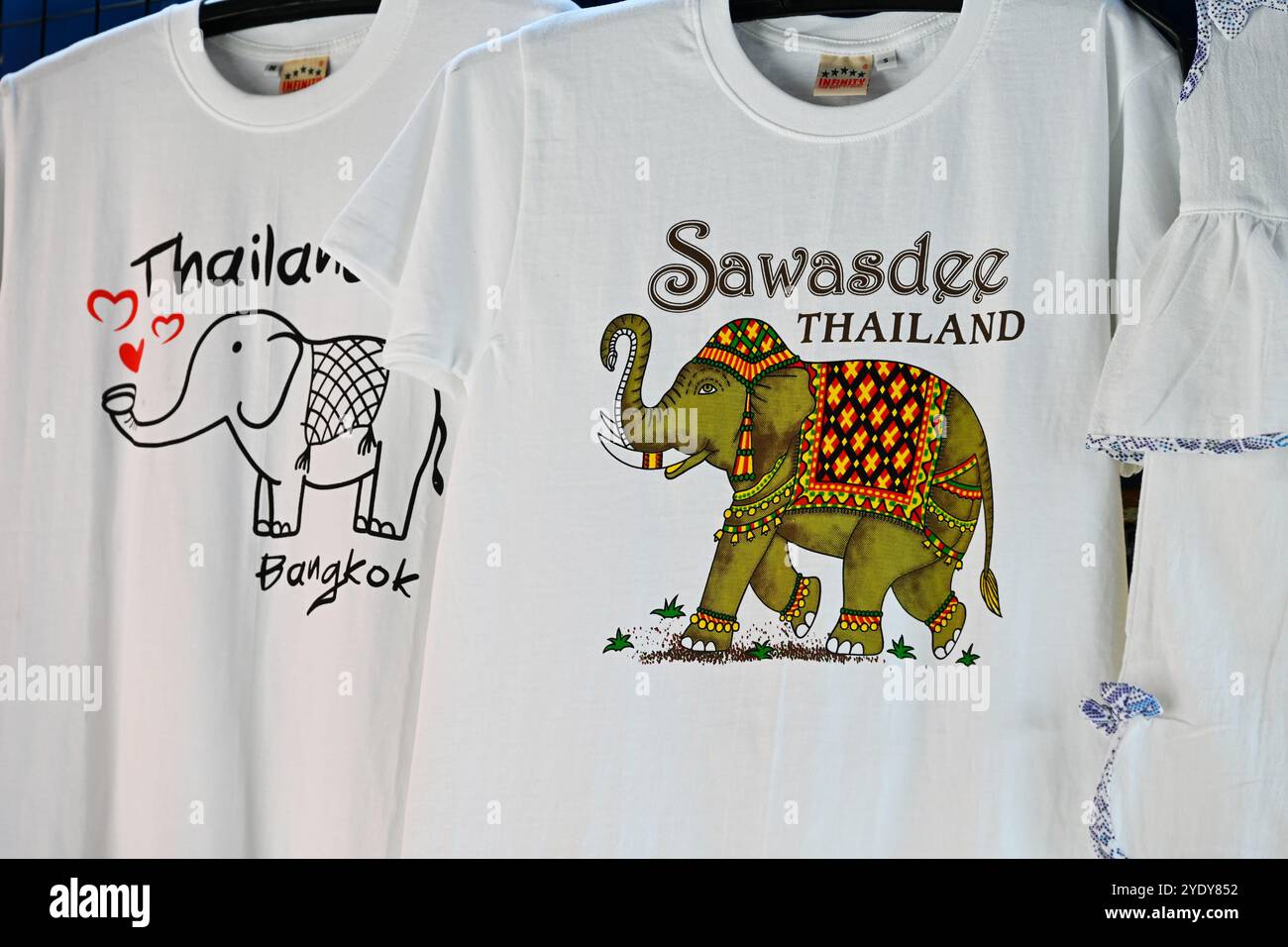 Maglietta Thailandia stampata con elefante in vendita nel mercato ferroviario di mae klong Bangkok Thailandia Foto Stock