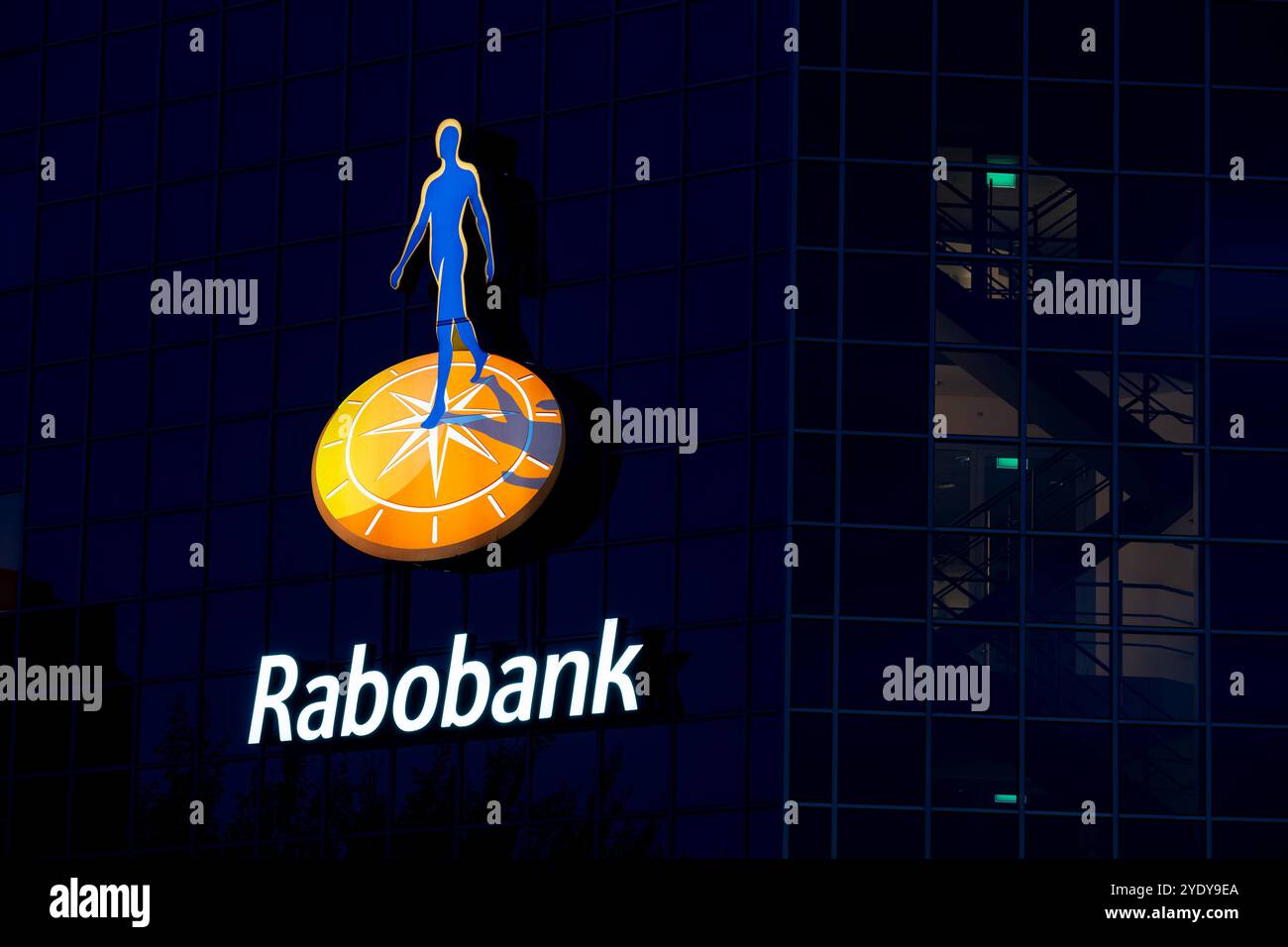 Utrecht, Paesi Bassi, 27.10.2024, firma e logo di Rabobank, una multinazionale olandese di servizi bancari e finanziari con sede a Utrecht Foto Stock