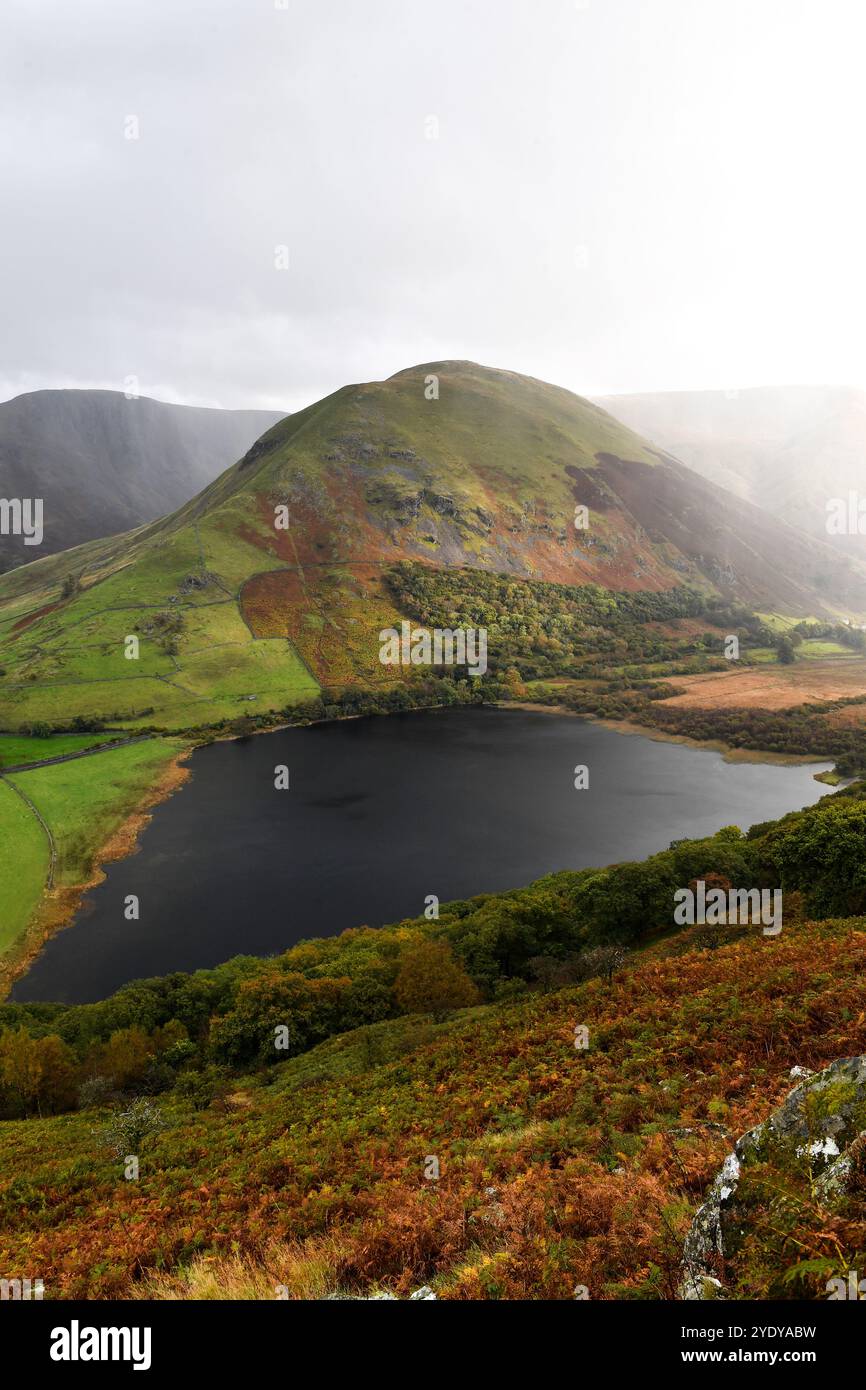 Brothers Water guardando verso Hartsop Dodd nel Lake District mentre una tempesta soffia attraverso il Kirkstone Pass Foto Stock