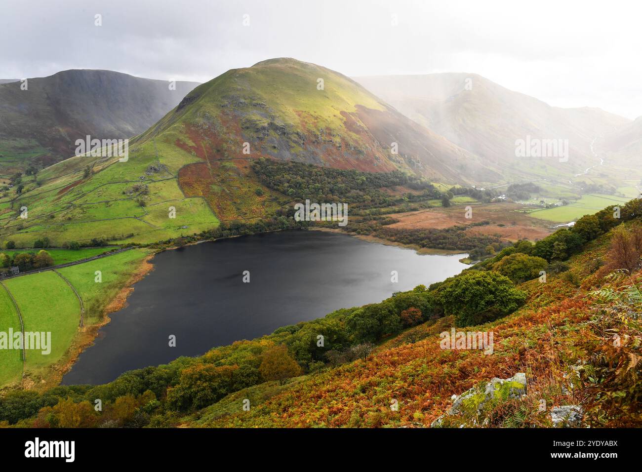 Brothers Water guardando verso Hartsop Dodd nel Lake District mentre una tempesta soffia attraverso il Kirkstone Pass Foto Stock