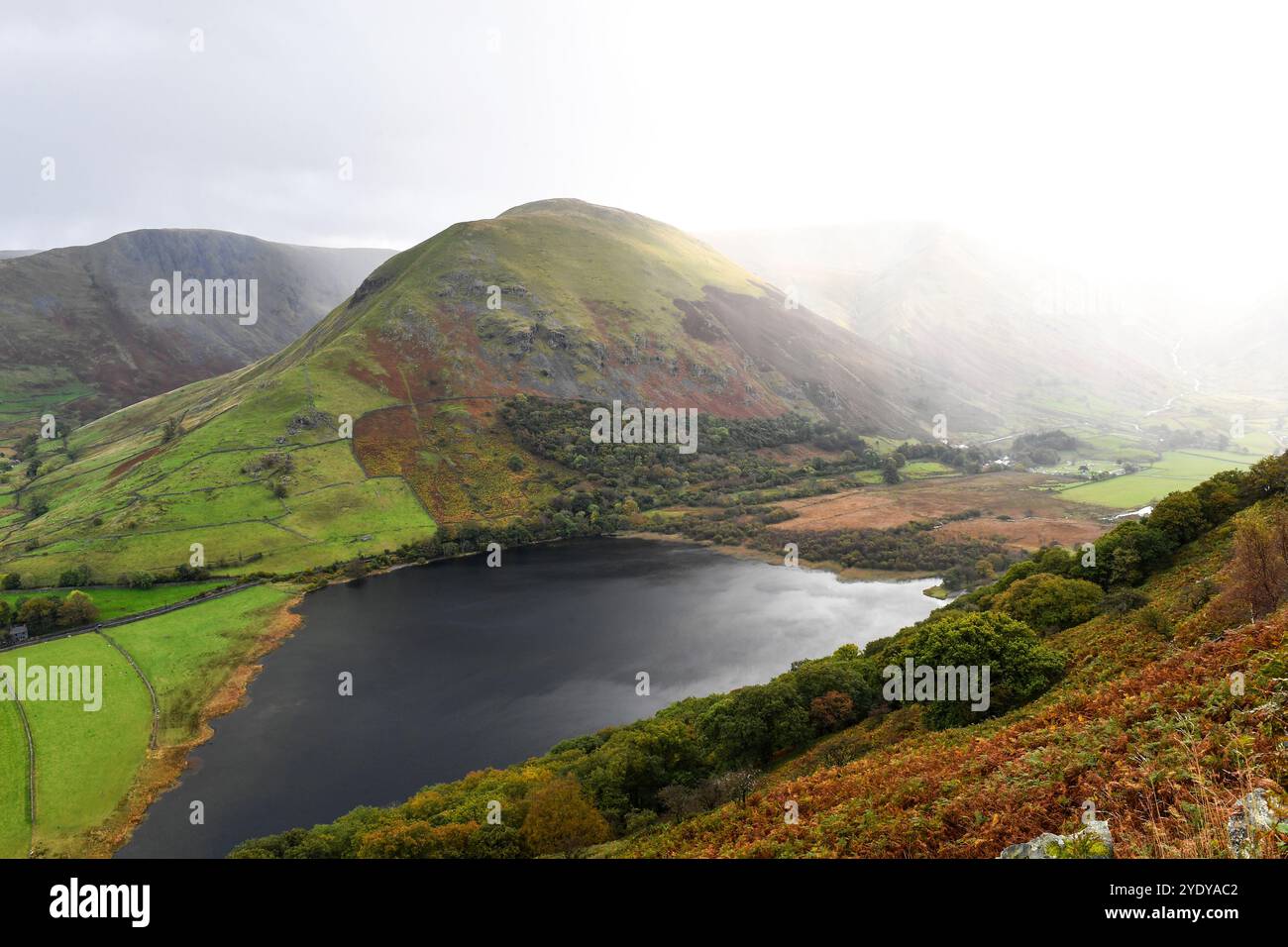 Brothers Water guardando verso Hartsop Dodd nel Lake District mentre una tempesta soffia attraverso il Kirkstone Pass Foto Stock