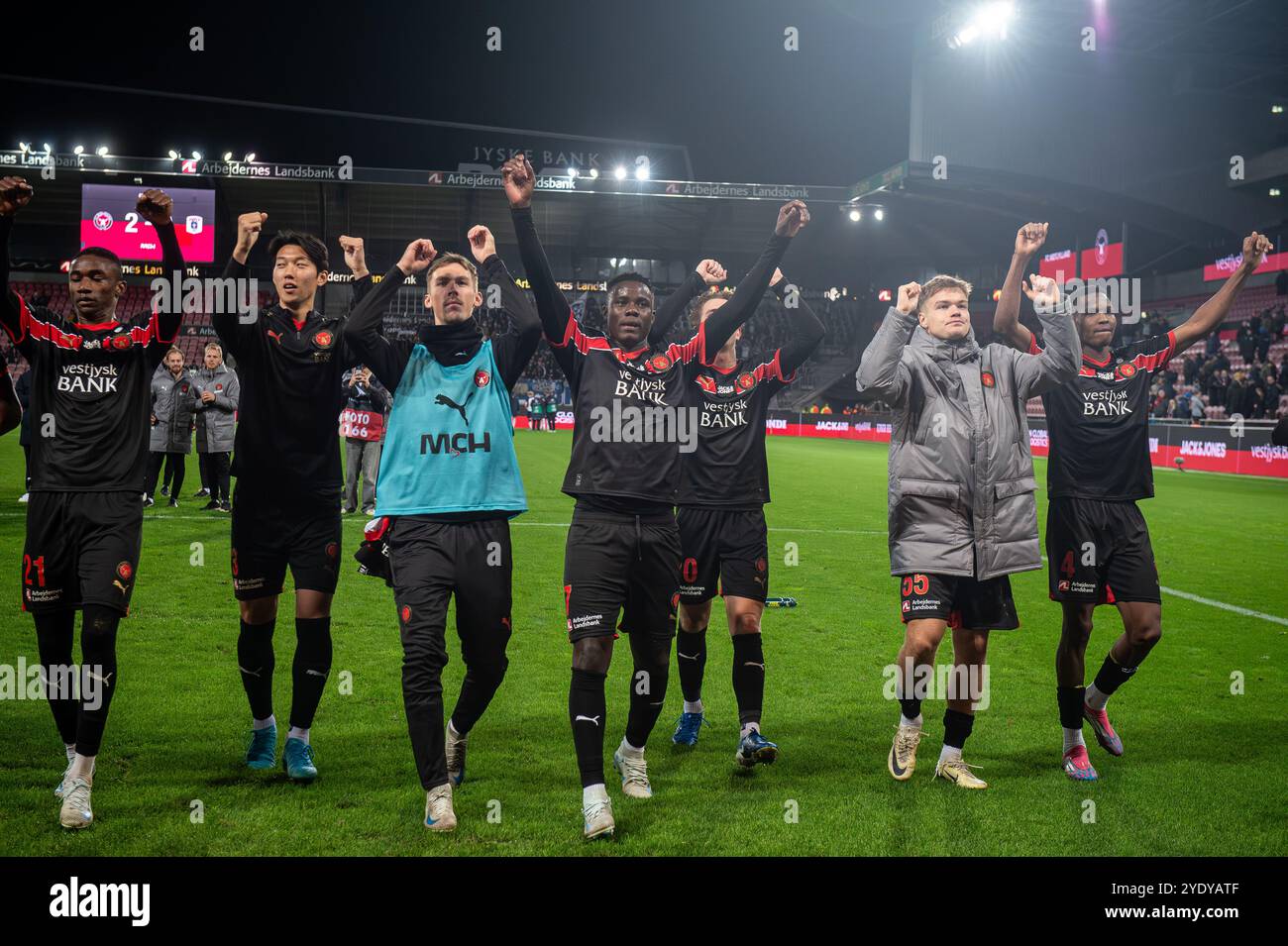 Herning, Danimarca. 27 ottobre 2024. I giocatori del FC Midtjylland hanno visto in festa con i tifosi dopo il 3F Superliga match tra FC Midtjylland e Aarhus GF alla MCH Arena di Herning. Foto Stock