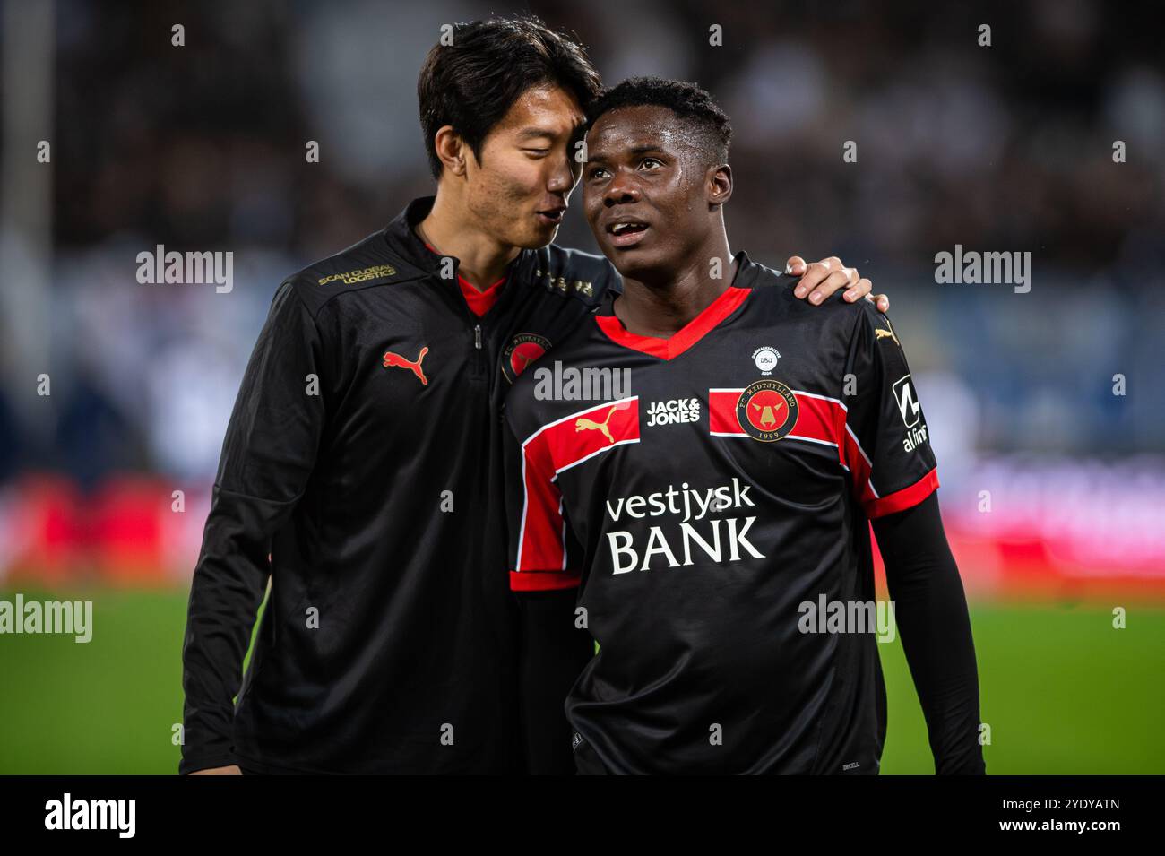 Herning, Danimarca. 27 ottobre 2024. Hanbeom Lee (L) e Franculino (R) dell'FC Midtjylland si sono visti dopo il 3F Superliga match tra FC Midtjylland e Aarhus GF all'MCH Arena di Herning. Foto Stock