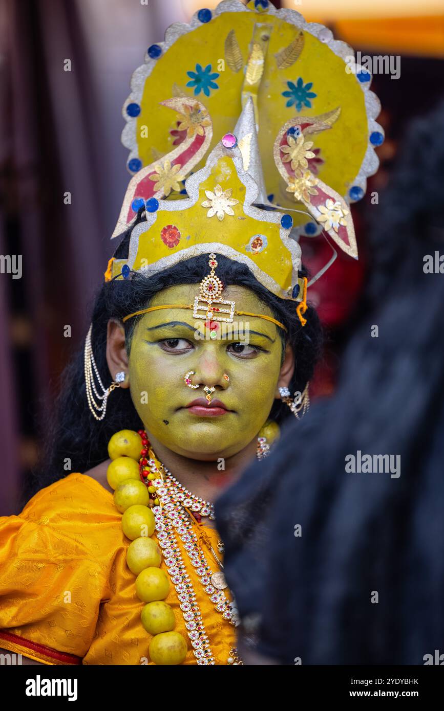 Kulasai Dasara, Ritratto del devoto indù indiano con volto dipinto e vestito da dea kali per eseguire i rituali del festival cult kulasai dasara. Foto Stock