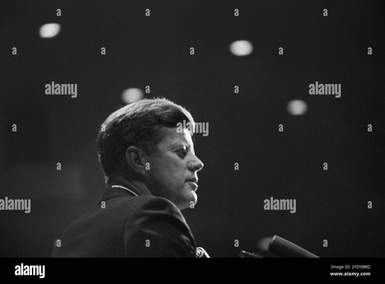 Ritratto della testa e delle spalle del presidente degli Stati Uniti John F. Kennedy che espone le sue osservazioni a cena in onore del rappresentante Albert Thomas del Texas, Houston Coliseum, Houston, Texas, USA, Cecil Stoughton, White House Photographs, 21 novembre 1963 Foto Stock