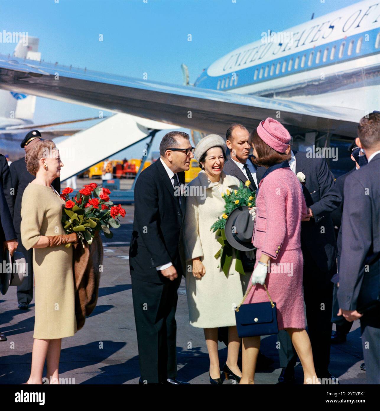 La First Lady statunitense Jacqueline Kennedy viene accolta da (l-r): Elizabeth 'Dearie' Cabell (con rose rosse), il sindaco di Dallas Earle Cabell, la Second Lady Claudia 'Lady Bird Johnson e il Vice Presidente degli Stati Uniti Lyndon Johnson (per lo più nascosto dietro la Sig.ra Kennedy), all'arrivo a Love Field, Dallas, Texas, USA, Cecil Stoughton, White House Photographs, 22 novembre 1963 Foto Stock