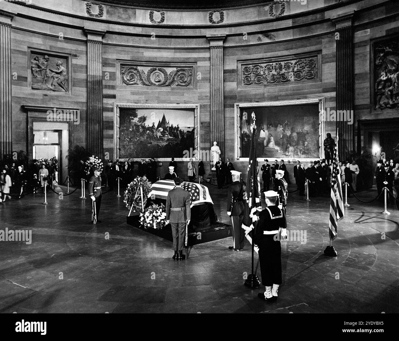 Il cofanetto drappeggiato di bandiera del presidente degli Stati Uniti John F. Kennedy nel centro di Rotunda, U.S. Capitol Building, Washington, D.C., USA, Abbie Rowe, White House Photographs, 24 novembre 1963 Foto Stock