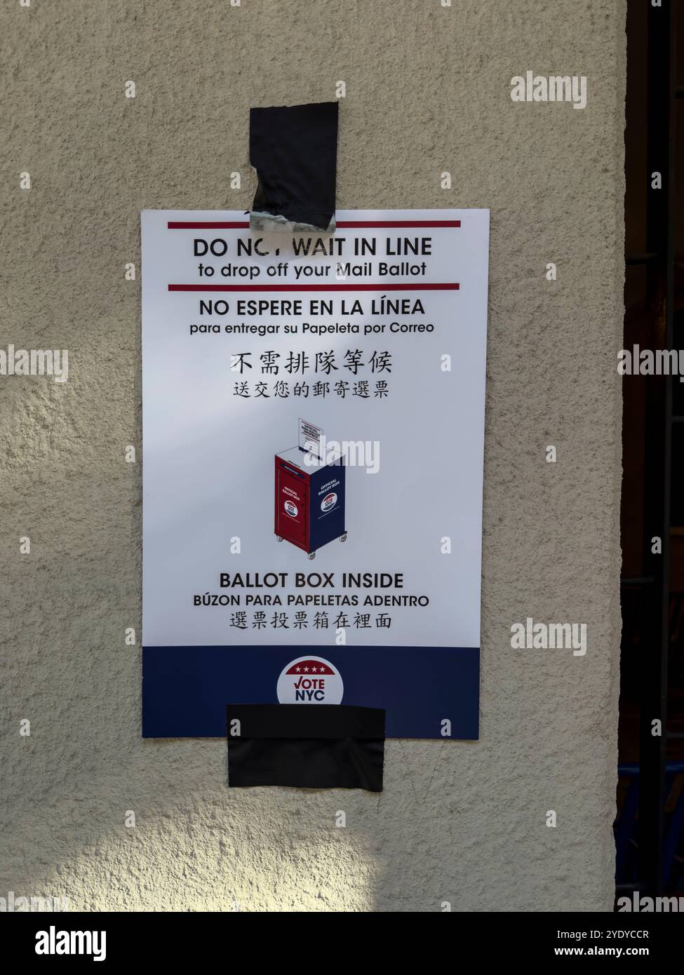 Segno trilingue con informazioni su un dropbox per il voto alle elezioni presidenziali del 2024 negli Stati Uniti, New York City, NY, USA - Immagine stock catturata con smartphone