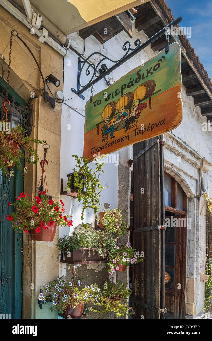 Decorazioni divertenti al Sieradiko, un ristorante in via Pavlou Valsamaki, Larnaca, Cipro Foto Stock