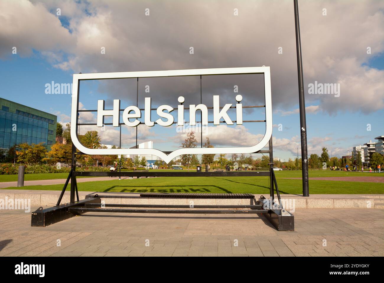 Cartello Helsinki accanto alla Biblioteca Oodi - Finlandia Foto Stock