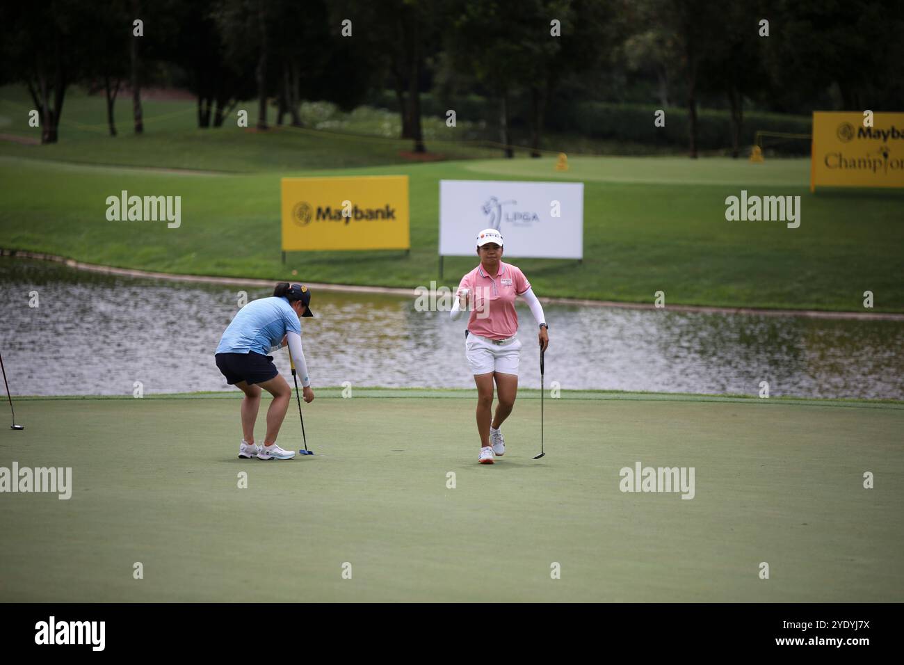 Kuala Lumpur, Malesia. 27 ottobre 2024. Wei Ling Hsu di Taipei visto dopo aver messo una palla alla alla 16a durante l'ultima prova del Campionato Maybank 2024 sul campo da golf Kuala Lumpur Golf & Country Club a Kuala Lumpur. Finale del Maybank Championship 2024. Credito: SOPA Images Limited/Alamy Live News Foto Stock