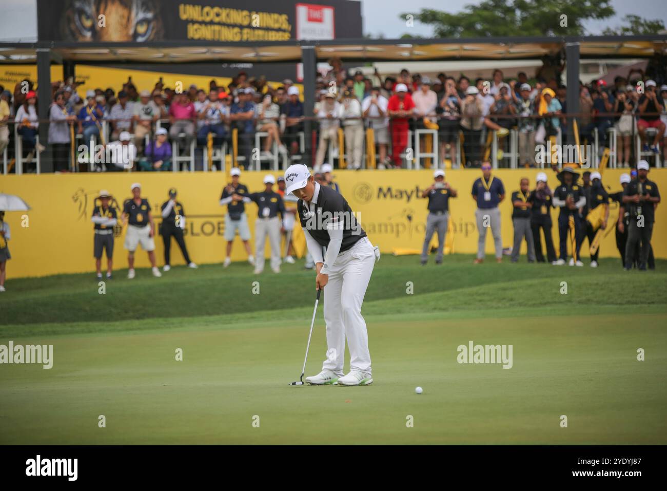 Kuala Lumpur, Malesia. 27 ottobre 2024. Il Ruoning Yin of China ha visto durante il putt un ultimo colpo alla buca 18 durante l'ultimo round del campionato Maybank 2024 sul campo da golf Kuala Lumpur Golf & Country Club a Kuala Lumpur. Finale del Maybank Championship 2024. Credito: SOPA Images Limited/Alamy Live News Foto Stock