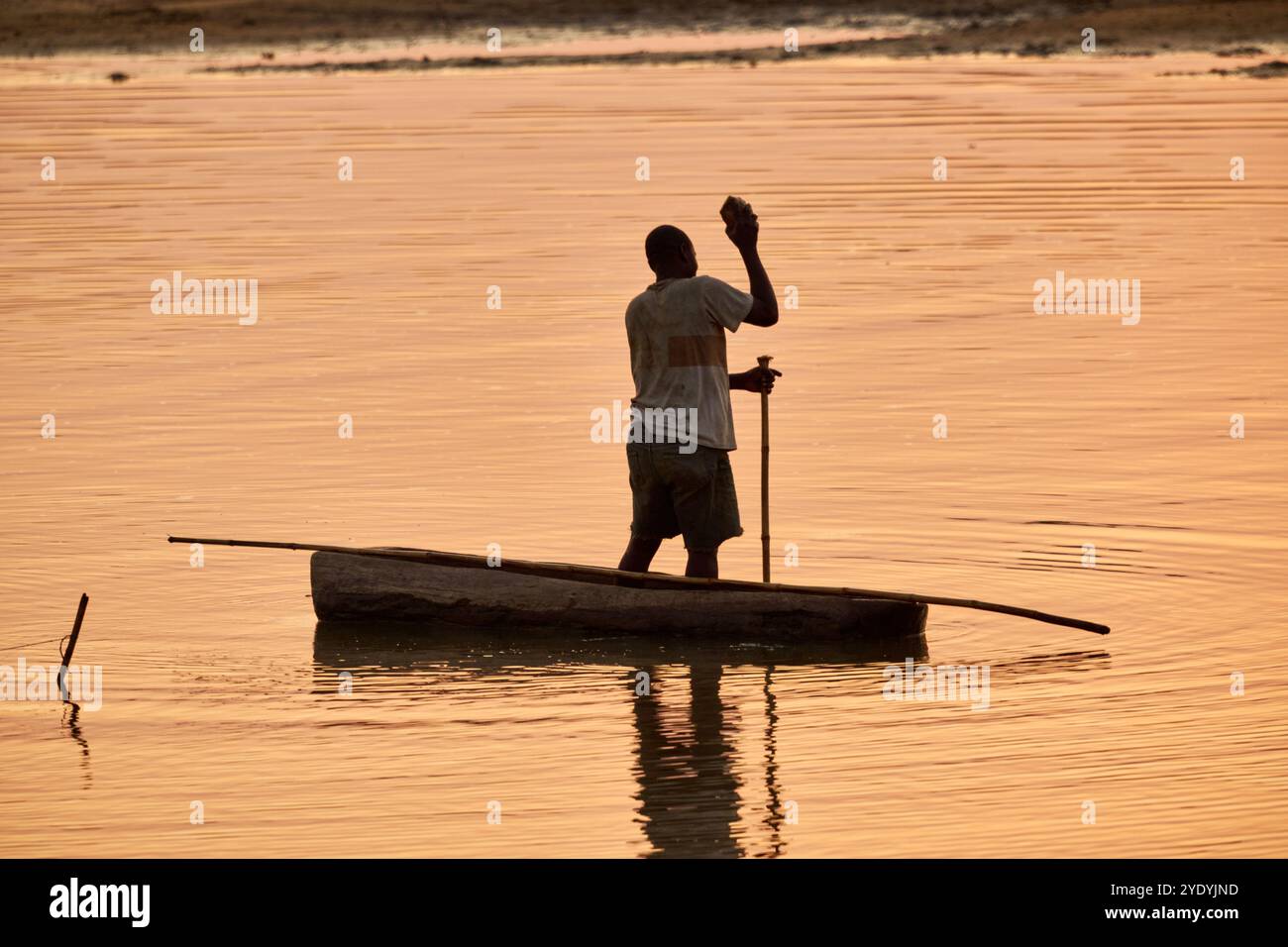Pescatore in canoa sul fiume Luangwa al tramonto, South Luangwa National Park, Mfuwe, Zambia, Africa Foto Stock