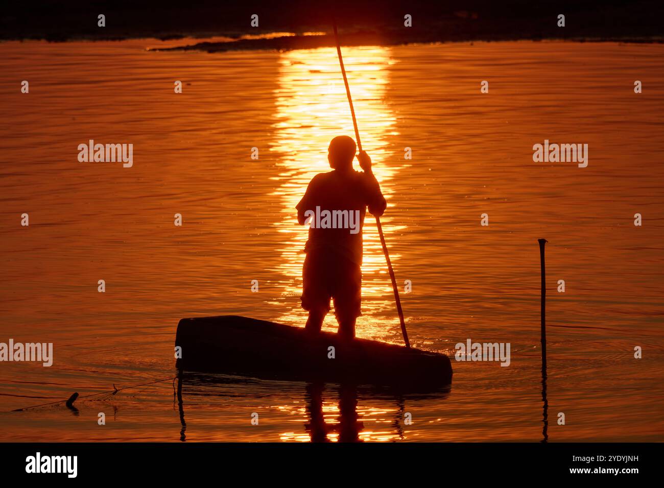 Pescatore in canoa sul fiume Luangwa al tramonto, South Luangwa National Park, Mfuwe, Zambia, Africa Foto Stock