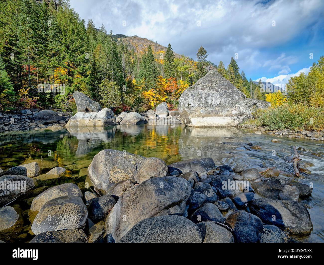Una sezione tranquilla e bella del fiume Wenatchee in autunno al Tumwater Canyon vicino a Leavenworth, Washington. Foto Stock