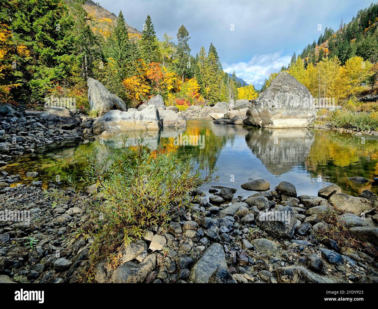 Una sezione tranquilla e bella del fiume Wenatchee in autunno al Tumwater Canyon vicino a Leavenworth, Washington. Foto Stock