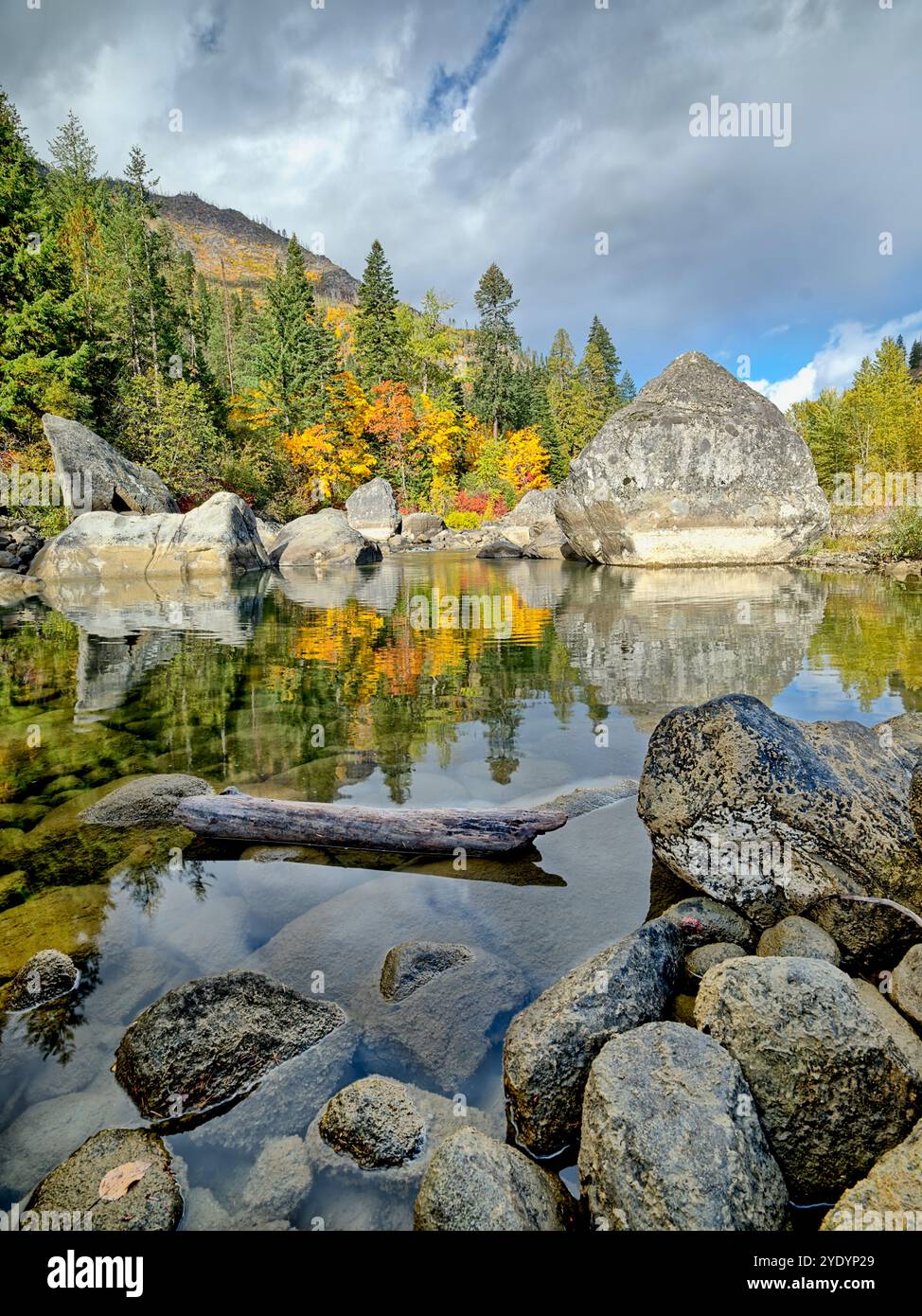 Una sezione tranquilla e bella del fiume Wenatchee in autunno al Tumwater Canyon vicino a Leavenworth, Washington. Foto Stock