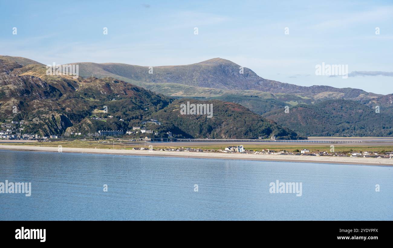 Il monte Diffwys sorge dietro l'estuario dell'Afon Mawddach a Barmouth, nel Parco nazionale Snowdonia del Galles. Foto Stock