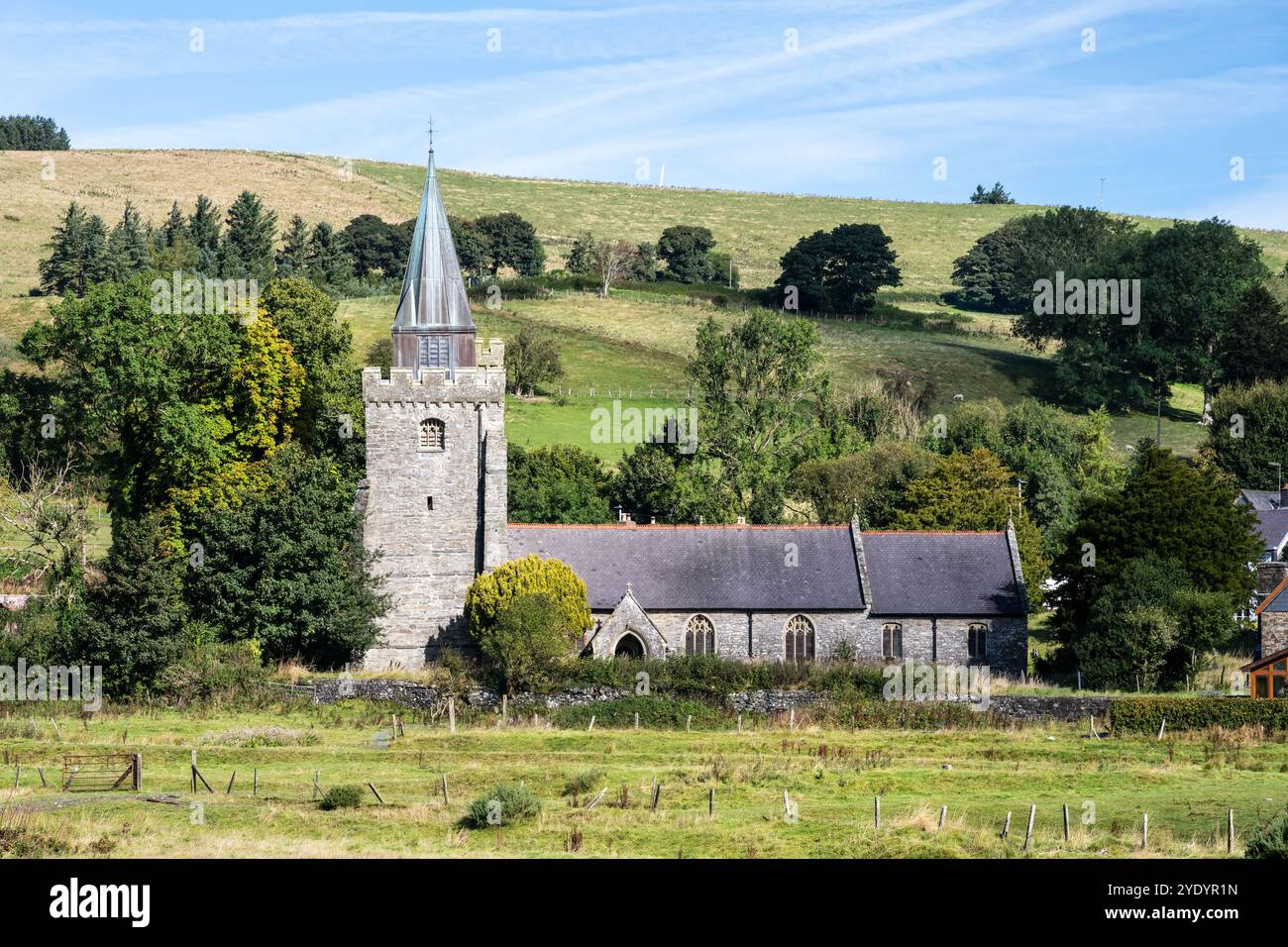 Il sole splende sulla tradizionale chiesa parrocchiale di St Curig a Llangurig a Powys, Galles centrale. Foto Stock