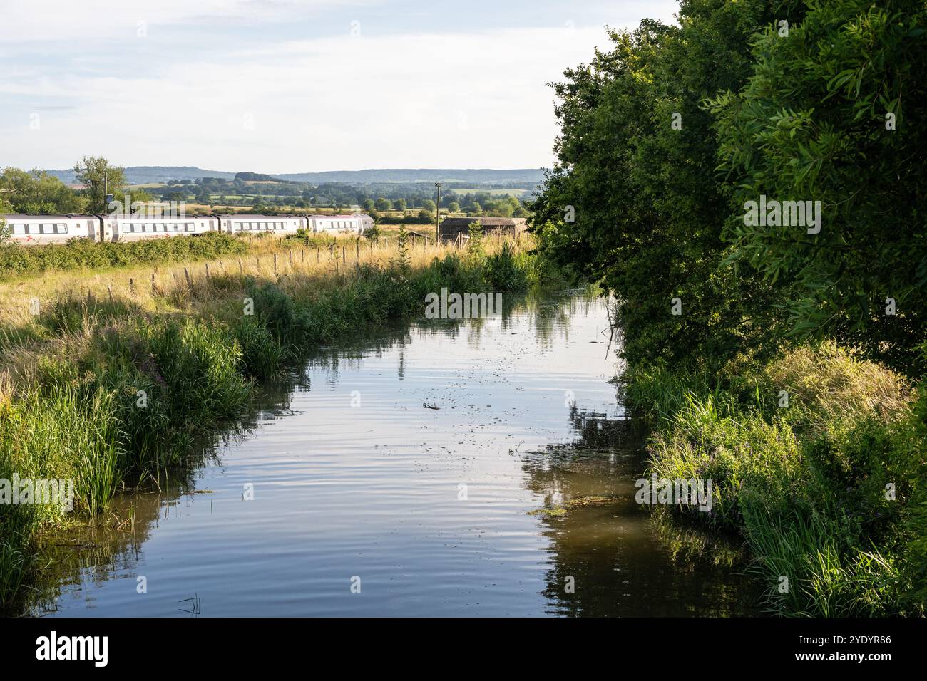 Un treno passeggeri CrossCountry Voyager corre lungo il canale Bridgwater e Taunton sulla Bristol-Exeter Railway a Somerset, in Inghilterra. Foto Stock