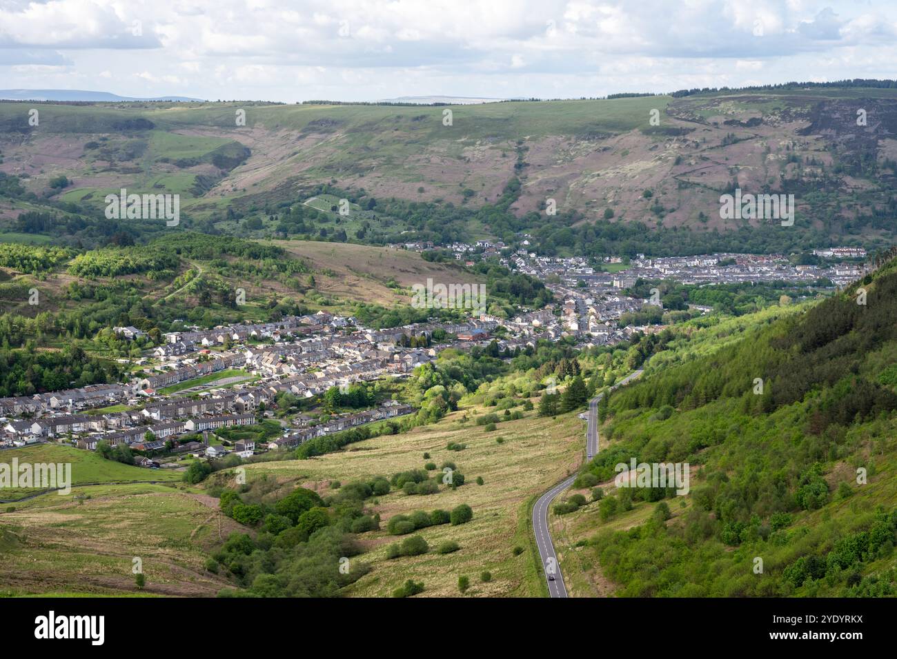 La città di Treorchy è annidata nella valle di Rhodda Fawr sotto le colline del Galles del Sud. Foto Stock