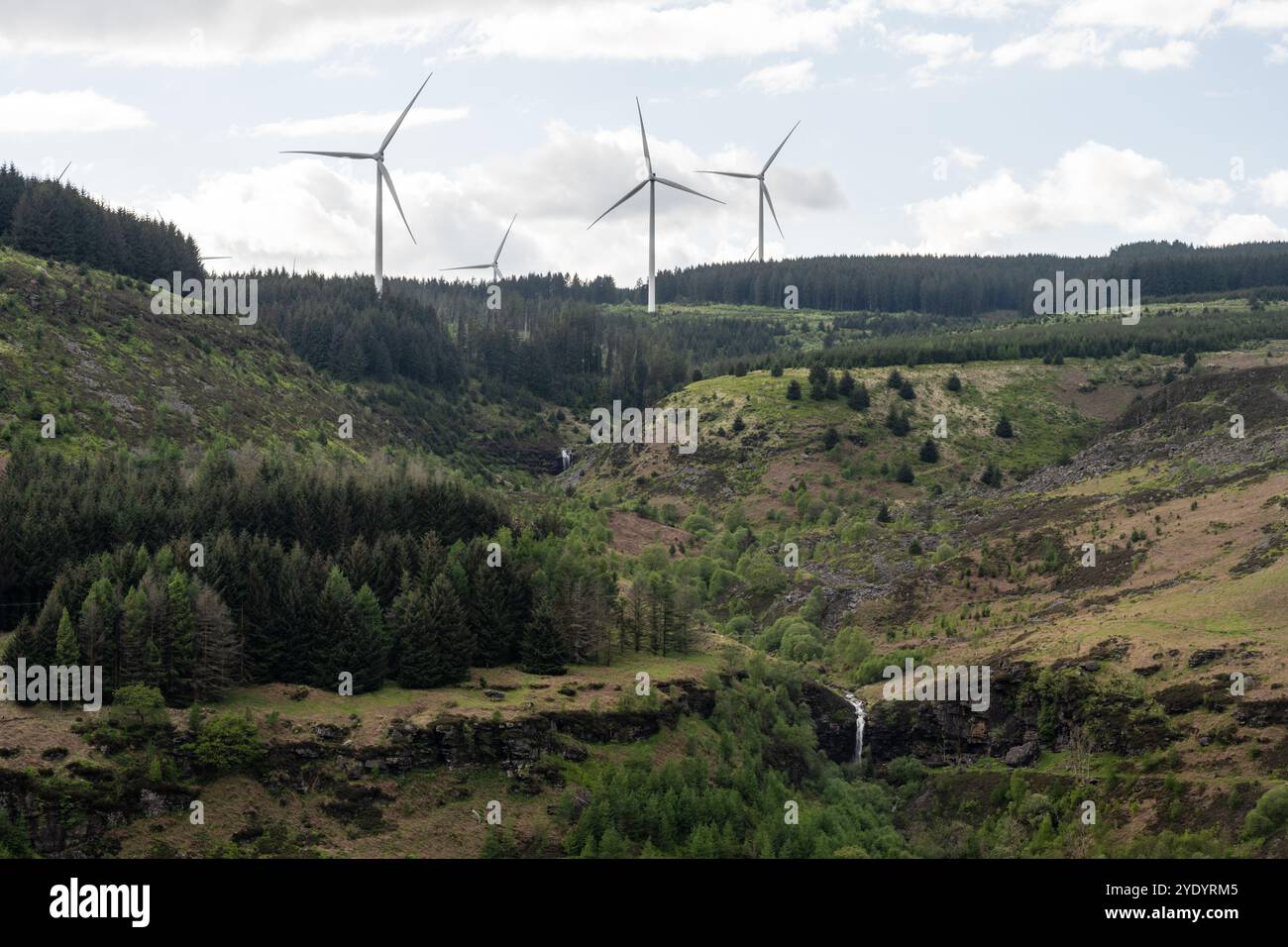 Le turbine eoliche sovrastano le sorgenti del fiume Afon Rhondda a Blaenrhondda, nelle Valli del Galles meridionale. Foto Stock