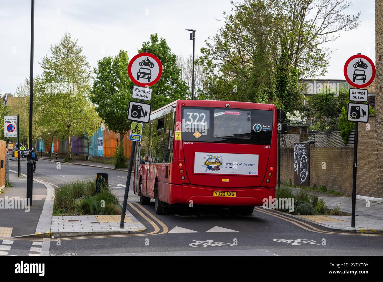 Un autobus passa attraverso un filtro modale del gate degli autobus nel quartiere a basso traffico di Railton Road a Brixton, South London. Foto Stock