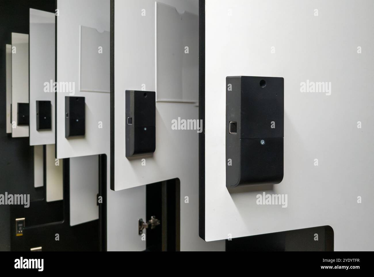 Serrature elettroniche sulle porte del guardaroba Foto Stock