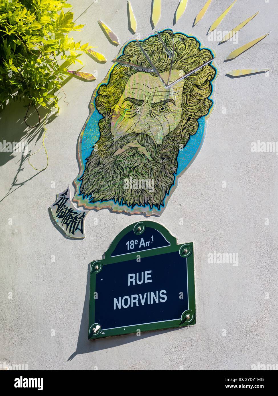Viso riflettente con barba, Street Art, Rue Norvins, Montmartre, Parigi, Francia, Europa, UE. Foto Stock