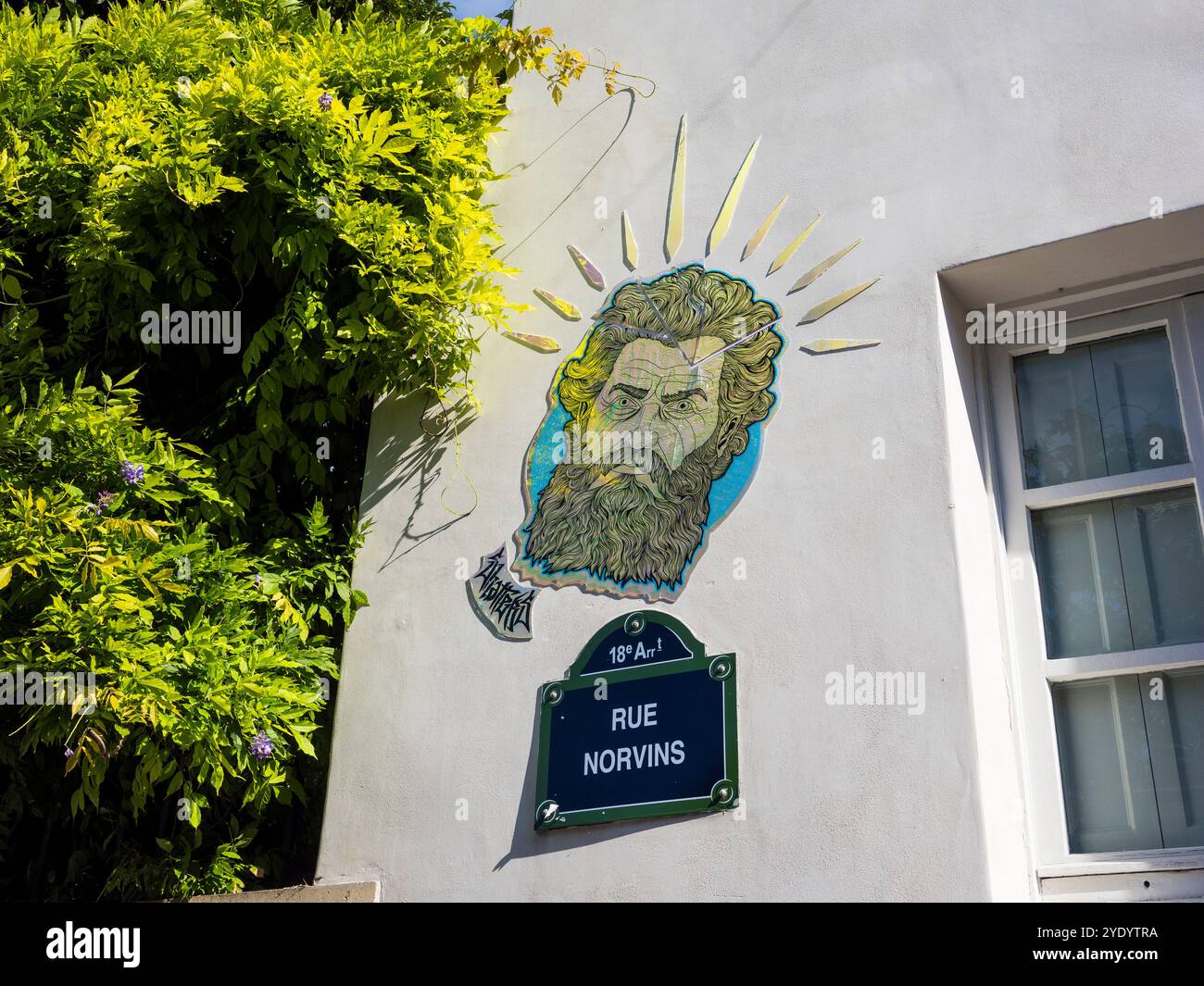 Viso riflettente con barba, Street Art, Rue Norvins, Montmartre, Parigi, Francia, Europa, UE. Foto Stock