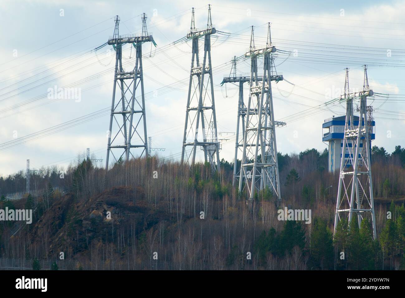 Piloni ad alta tensione vicino a una centrale elettrica Foto Stock