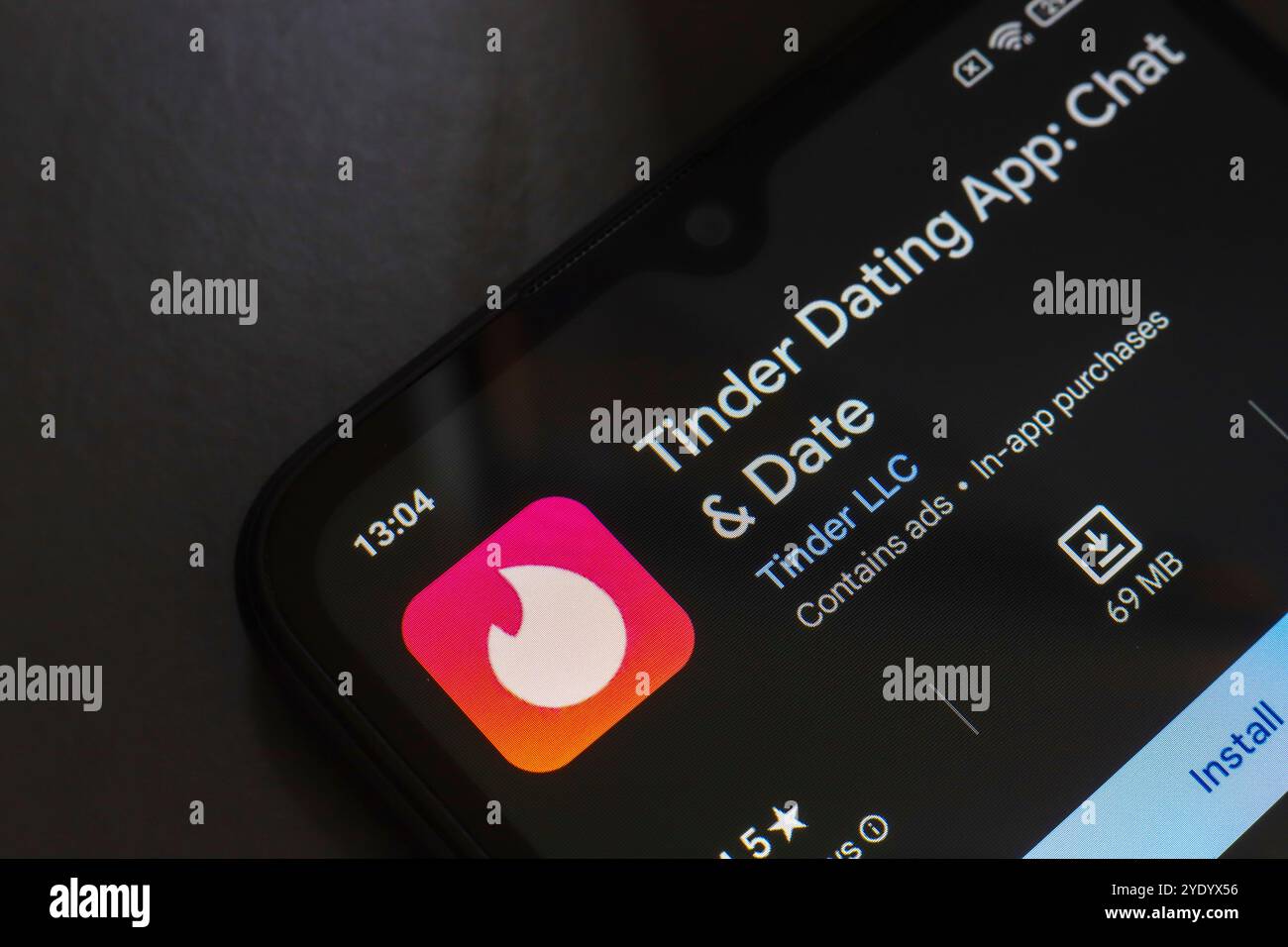 28 ottobre 2024, Brasile. In questa immagine, il logo dell'app Tinder Dating viene visualizzato sullo schermo di uno smartphone Foto Stock