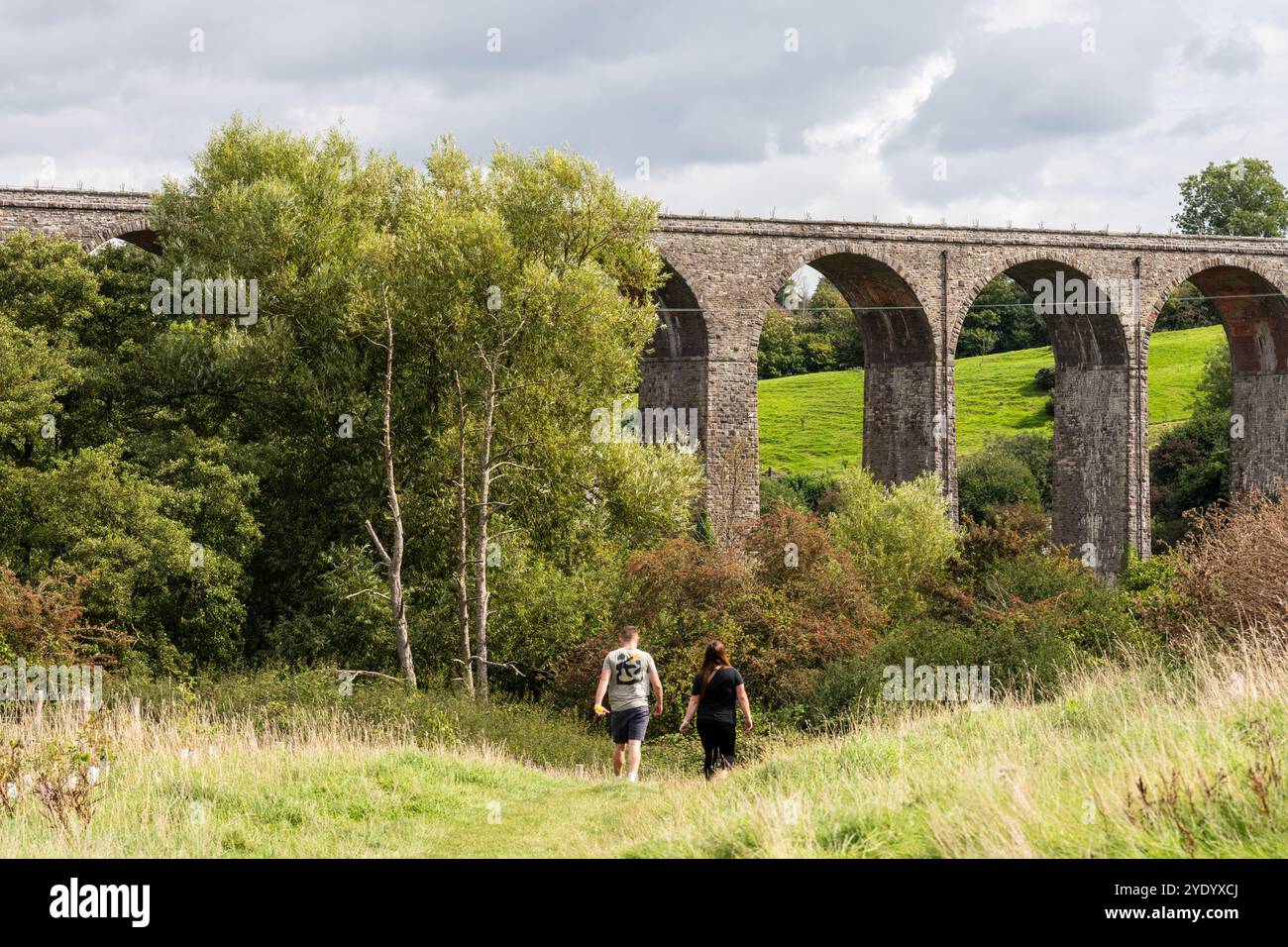 Gli escursionisti si dirigono verso il viadotto in disuso della Bristol and North Somerset Railway attraverso la Chew Valley a Pensford. Foto Stock