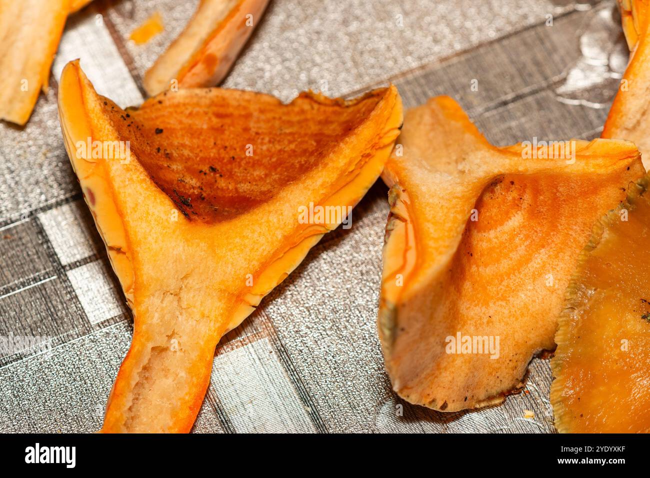 Fungo di pino rosso, Lactarius deliciosus, tritato pronto per la cottura Foto Stock