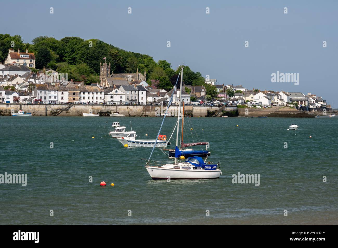 Le barche sono ormeggiate nell'estuario del Torridge a Instow nel Devon settentrionale, con la città di Appledore dall'altra parte dell'acqua. Foto Stock