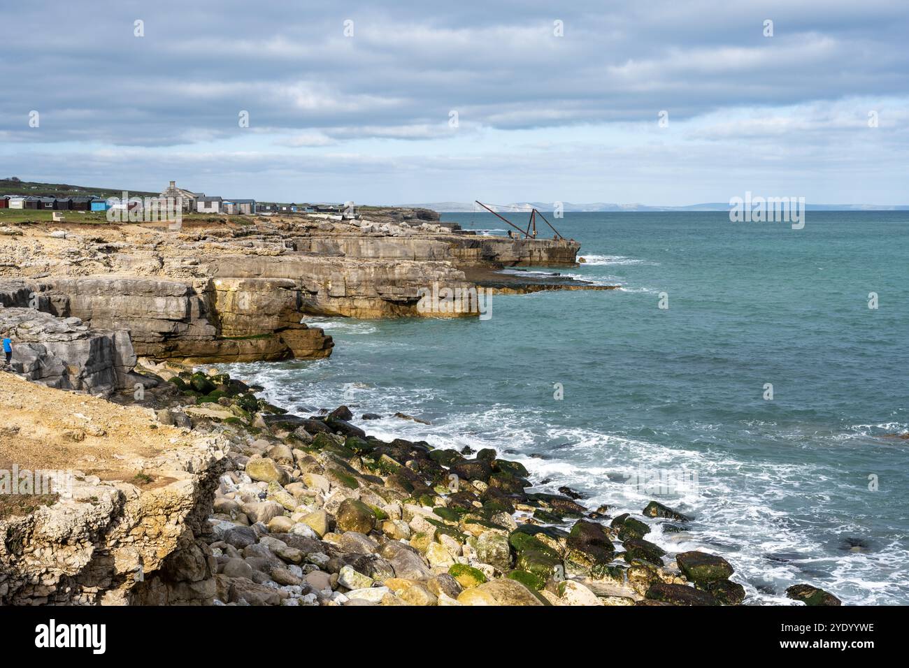 Una tradizionale gru da cava si trova sulla riva dell'isola di Portland, sulla Jurassic Coast del Dorset. Foto Stock