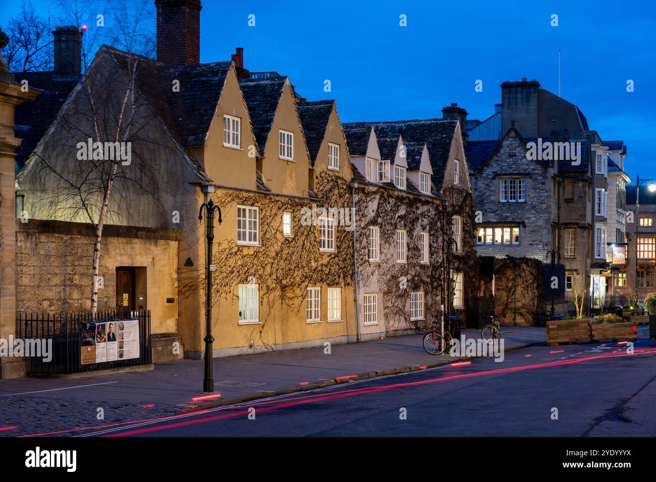 Le case tradizionali sono illuminate al crepuscolo su Broad Street nel centro di Oxford. Foto Stock