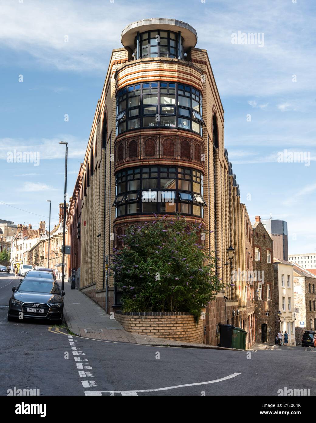 22-28 Colston Street, un edificio di appartamenti in stile postmoderno con echi dell'architettura bizantina di Bristol e mattoni policromi del vicino Vittoriano Foto Stock