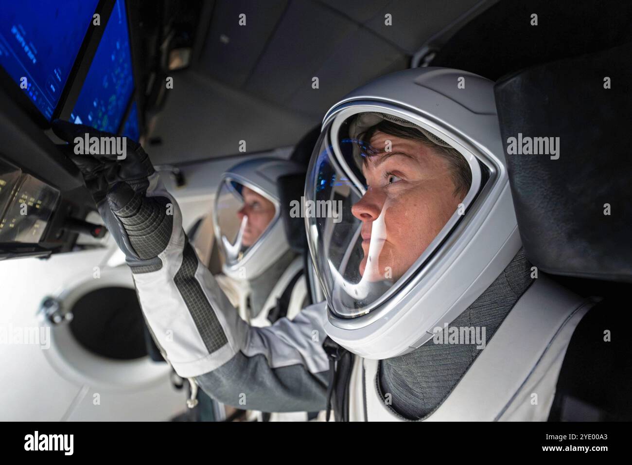 HAWTHORNE, CALIFORNIA, USA - 26 settembre 2024 - l'astronauta della NASA e comandante della missione SpaceX Crew-10 della NASA Anne McClain si allena durante una simulazione Foto Stock