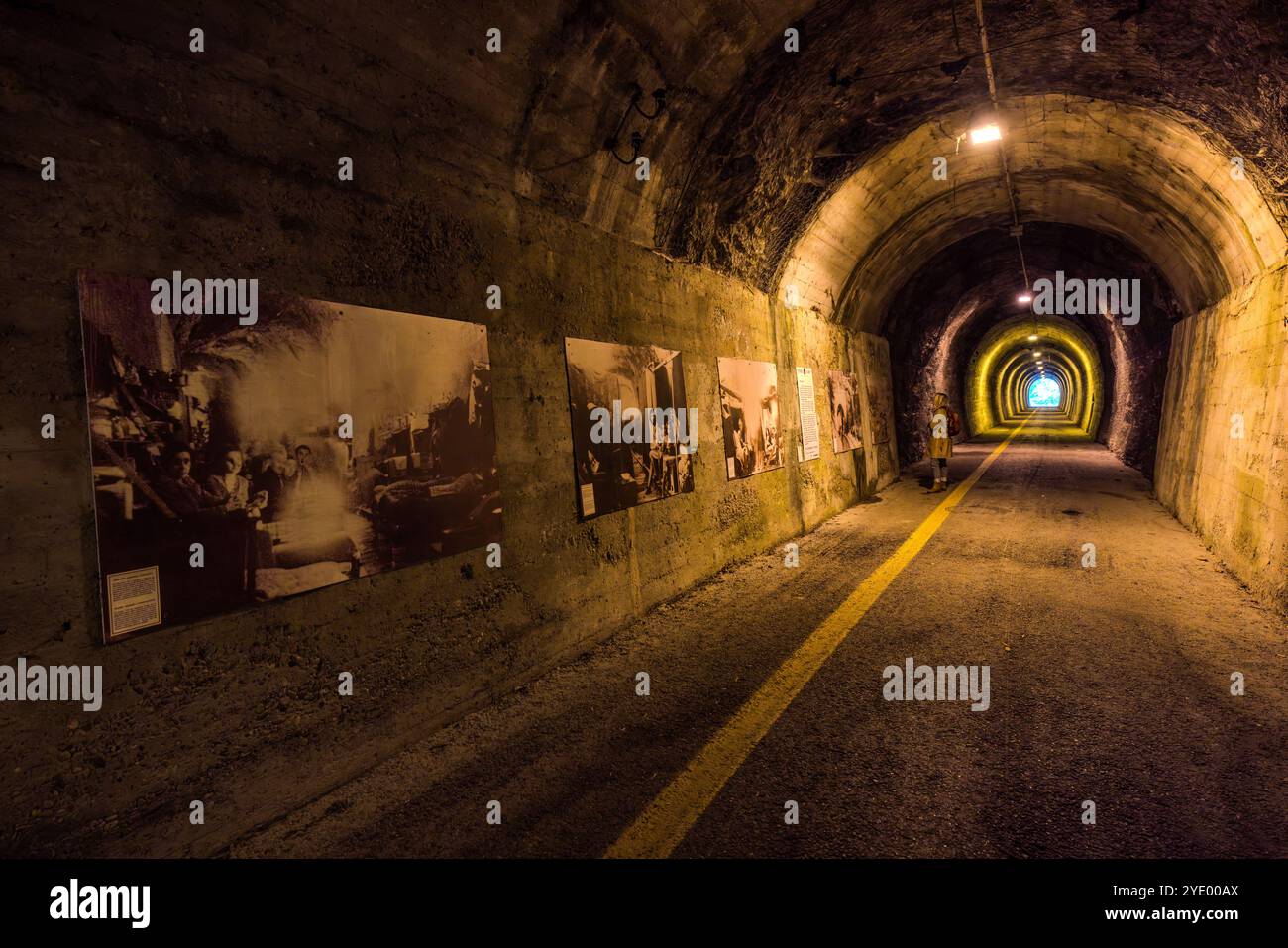 Documentazione fotografica nella sezione tunnel nei pressi di Borgo maggiore. Fotografie storiche mostrano l'alloggio di un massimo di 100.000 rifugiati (1943-1944), compresi civili italiani e sfollati di guerra. Le immagini documentano le ristrette condizioni di vita e il ruolo umanitario di San Marino. Nelle gallerie ferroviarie di San Marino, foto e tracce sulle pareti ci ricordano il tempo in cui molte famiglie di rifugiati cercarono rifugio qui durante la seconda guerra mondiale. Via Paolo Amaducci, Borgo maggiore, San Marino Foto Stock