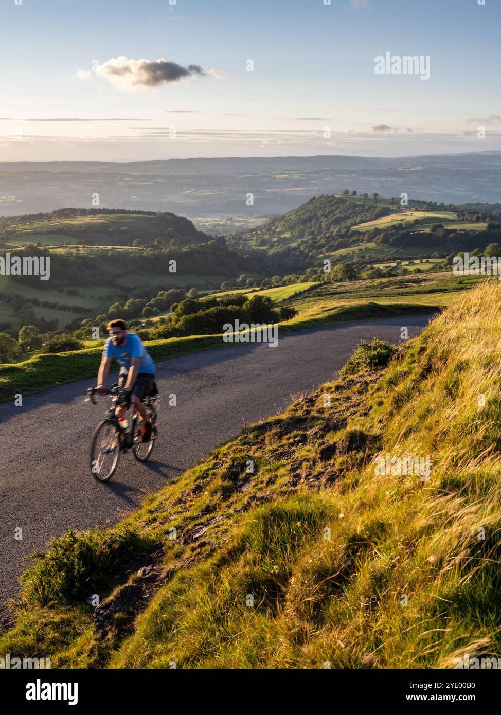 Un ciclista sale la strada del Gospel Pass sulle Black Mountains nel Brecon Beacons National Park del Galles. Foto Stock