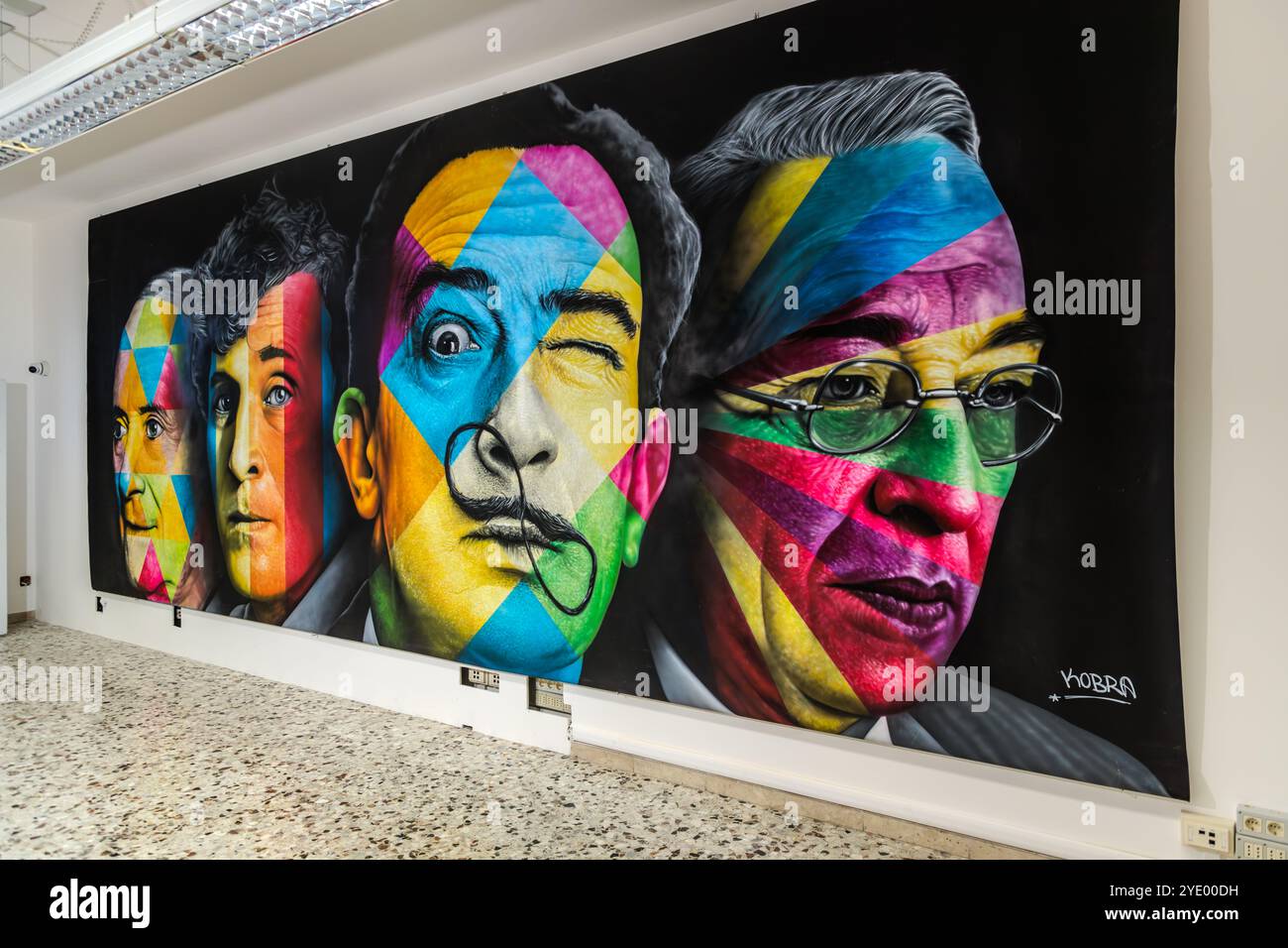 Il pittore Salvador Dalí è tra le figure ritratte da Eduardo Kobra nella sua esposizione presso l'edificio del Ministero del Turismo di San Marino, riconoscibile per il suo caratteristico baffo rovesciato e un occhio spalancato. Contrada dei Magazzeni, Città di San Marino, San Marino. Foto Stock