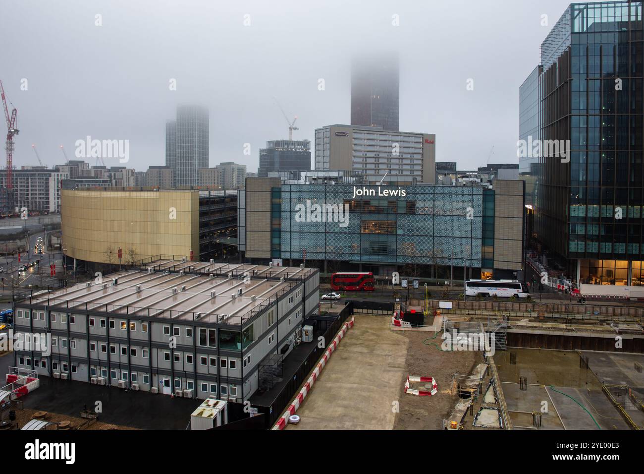 Mist si trova sopra il Westfield Shopping Centre a Stratford, East London. Foto Stock