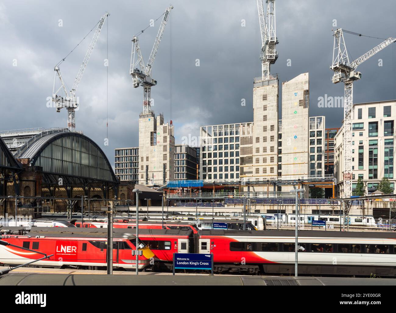 Le gru a torre si trovano sopra il cantiere per gli uffici Google presso la stazione ferroviaria di King's Cross a Londra. Foto Stock