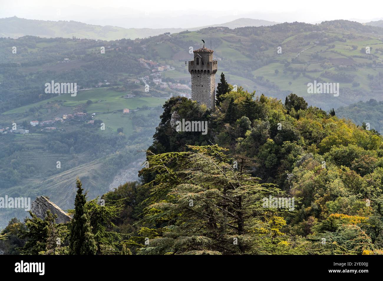 Le tre torri di San Marino sono note anche come le tre piume, illustrate dalla forma delle palette meteorologiche. Salita alla Cesta, città di San Marino, San Marino Foto Stock